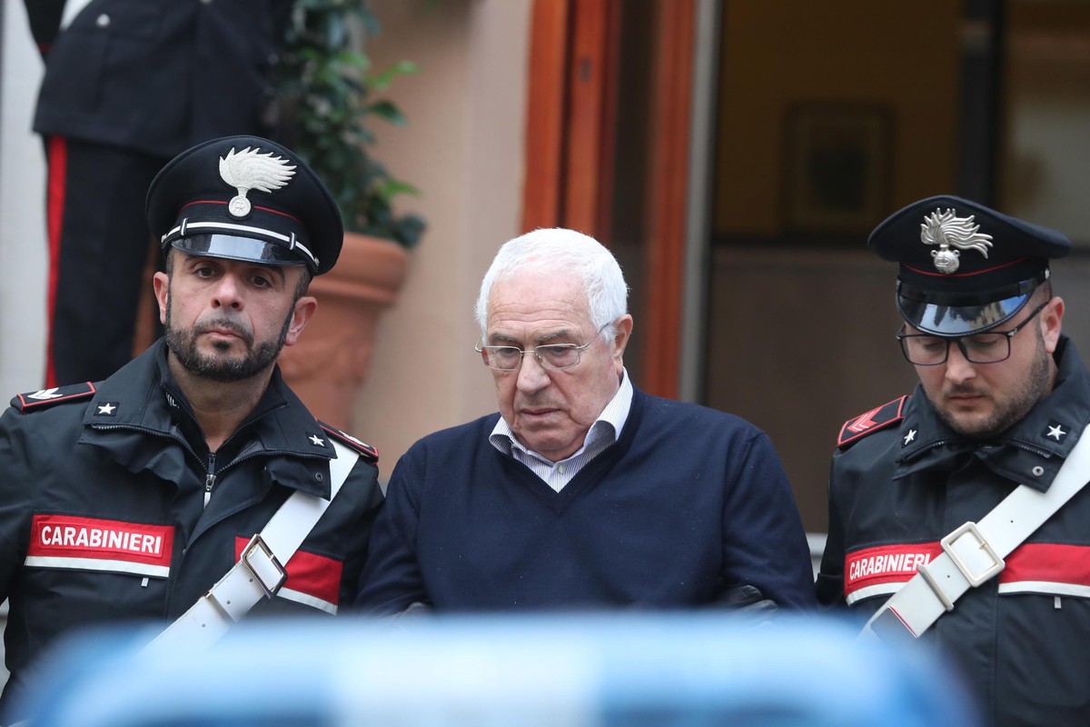 epa07207525 Settimino Mineo (C), 80 years old, considered as Sicilian Mafia's Toto Riina successor, is escorted by Italian Carabinieri officers after his arrest in Palermo, Sicily Island, souther ...