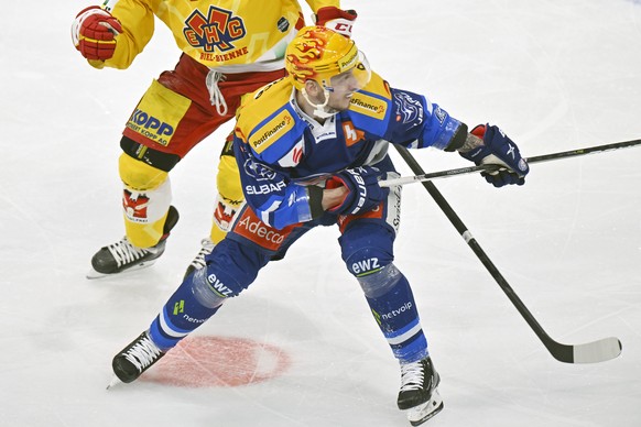 Der Zuercher Sven Andrighetto im siebten Eishockey Playoff-Viertelfinalspiel der National League zwischen den ZSC Lions und dem EHC Biel-Bienne im Hallenstadion in Zuerich am Montag, 4. April 2022. (P ...