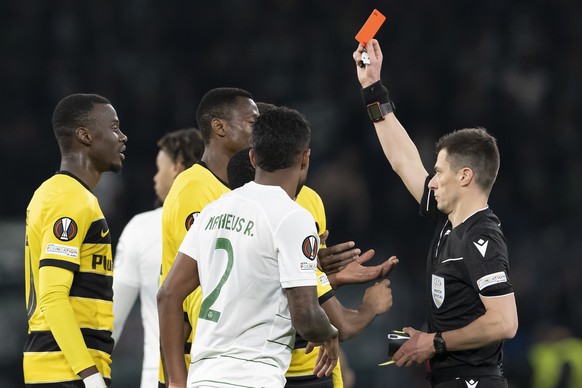 epa11156050 Referee Benoît Bastien, right, gives a red card to YB&#039;s Mohamed Ali Camara, second-left, during the UEFA Europa League 1st leg soccer match between BSC Young Boys of Switzerland and S ...