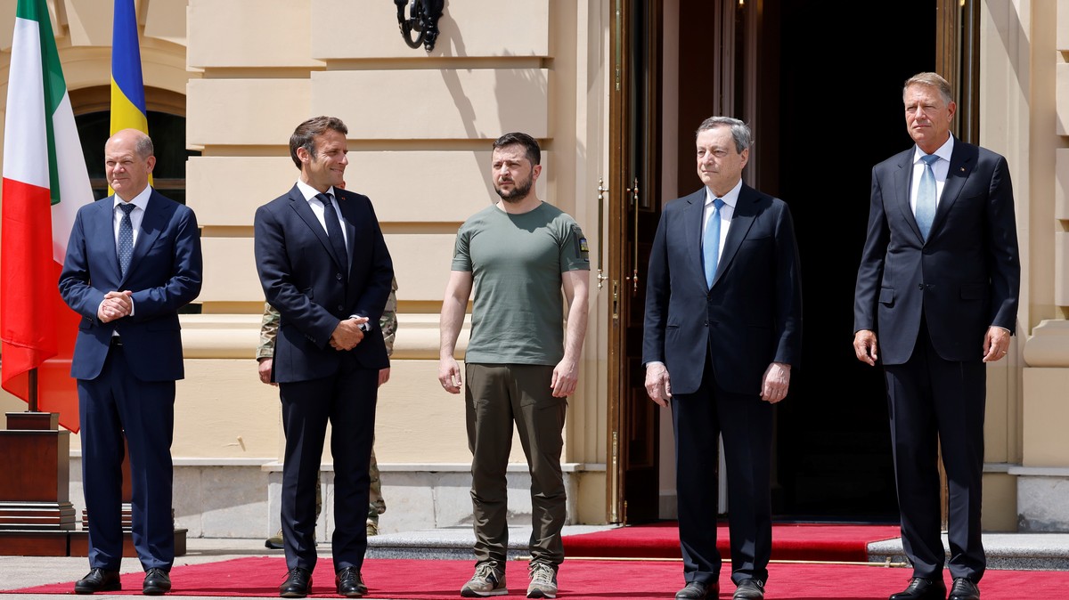 epa10016040 Ukrainian President Volodymyr Zelensky (C) poses next to (L-R) Germany's Chancellor Olaf Scholz, France's President Emmanuel Macron, Italy's Prime Minister Mario Draghi and  ...