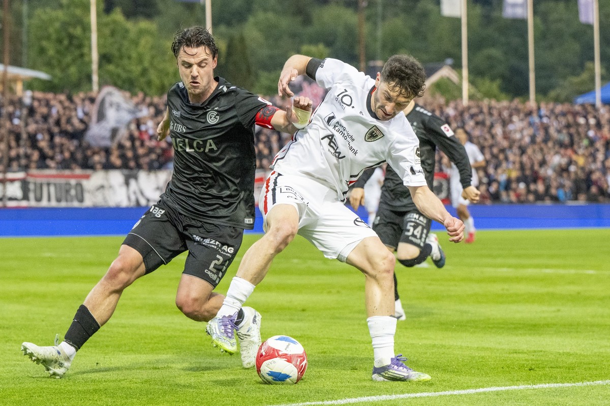 Linus Obexer, rechts, von Aarau im Spiel gegen Dirk Abels, links, von GC beim Super League/Challenge League Barrage Hinspiel zwischen dem FC Aarau und den Grasshoppers Zuerich vom Montag, 18. Mai 2026 ...