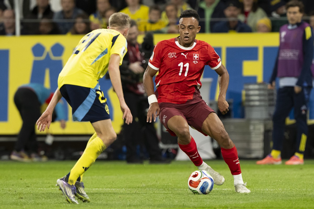 Switzerland's Dan Ndoye, right, and Swedens Alexander Bernhardsson in action during the FIFA World Cup 26 UEFA Qualifiers Group B match between Sweden and Switzerland, at Strawberry Arena, in Sol ...