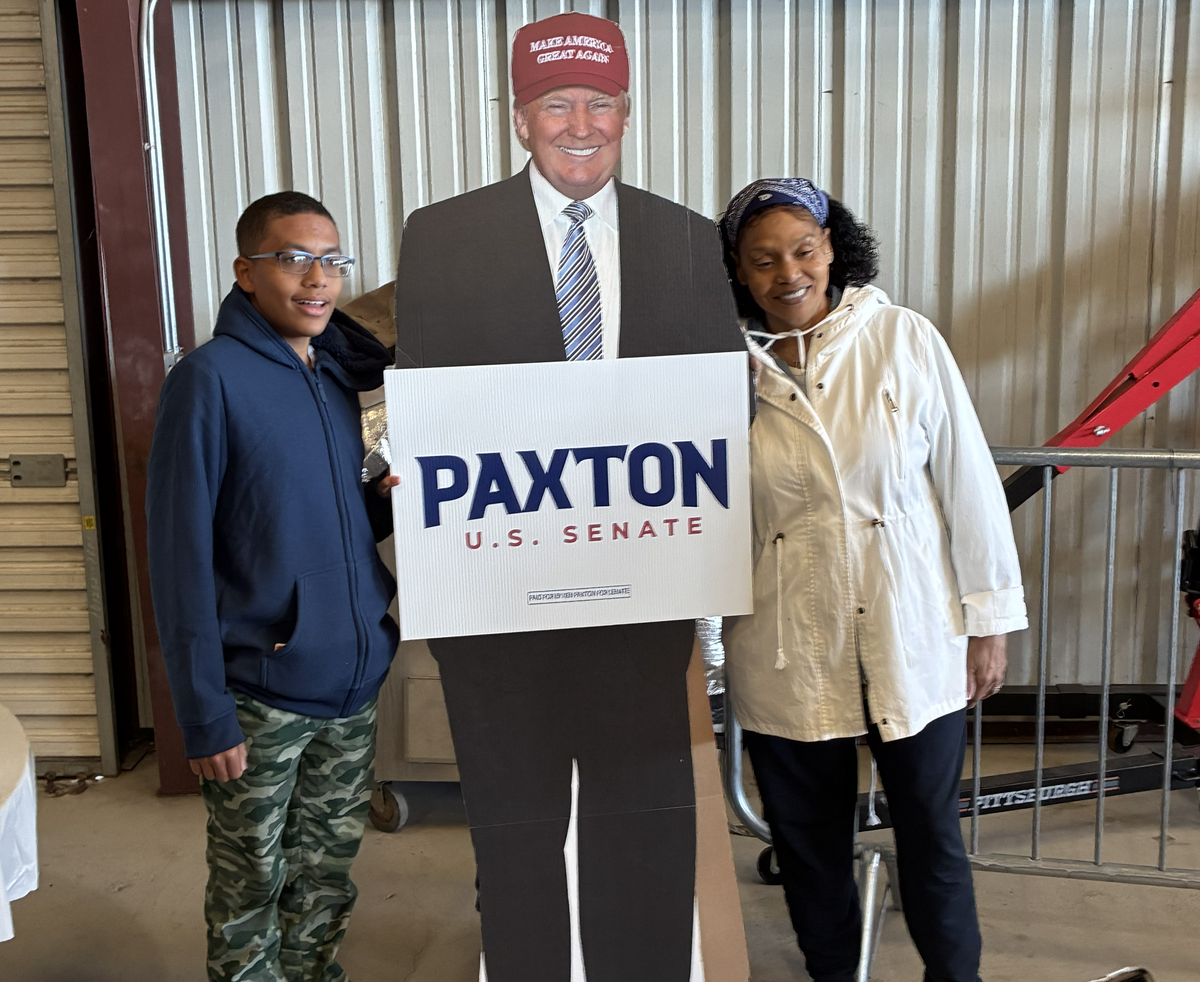 Vor der Halle wirbt ein Papppräsident für Paxton.