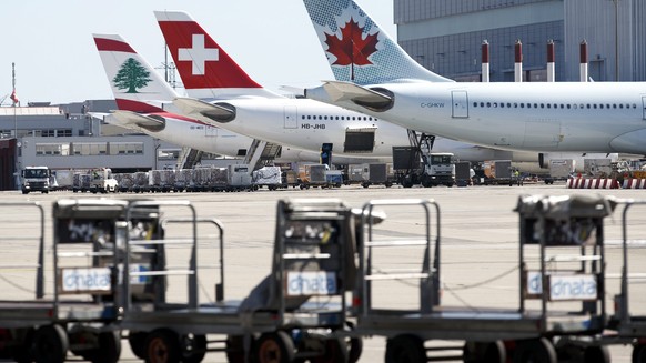 epa05508730 An Airbus A330-343 of the Swiss International Air (C) is flanked by an Air Canada plane (R) and a Middle East Airline (MEA) plane from Lebanon (L) at the Geneva Airport, in Geneva, Switzer ...