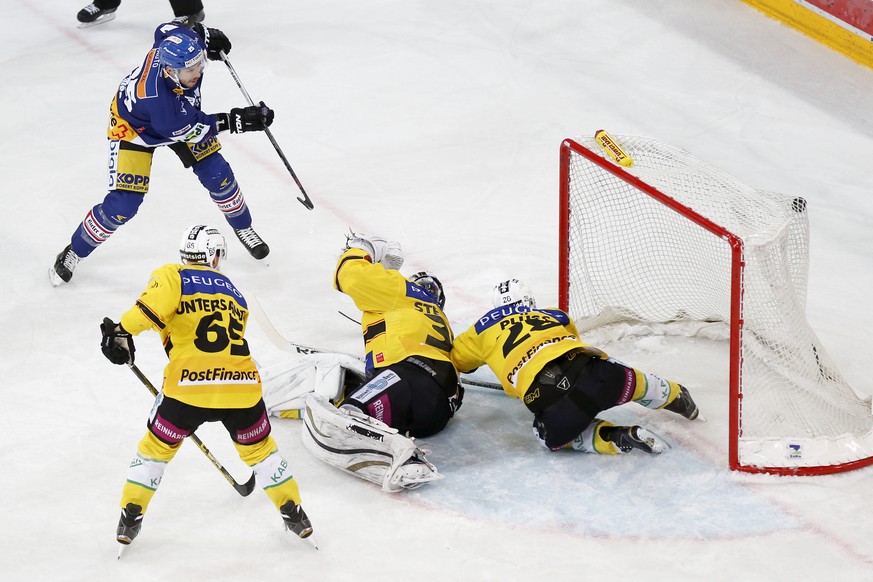 Biels David Moss, hinten, erzielt das entscheidende Tor zum 4-3 in der Overtime gegen Berns Torhueter Jakub Stepanek im Eishockey-Meisterschaftsspiel der National League A zwischen dem EHC Biel und de ...