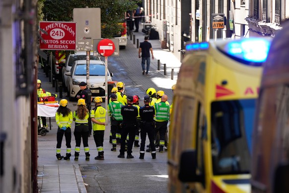 Emergency personnel respond to the scene of a building collapse in Madrid, Spain, on Tuesday, Oct. 7, 2025. (AP Photo/Manu Fernandez)
Spain-Building-Collapse