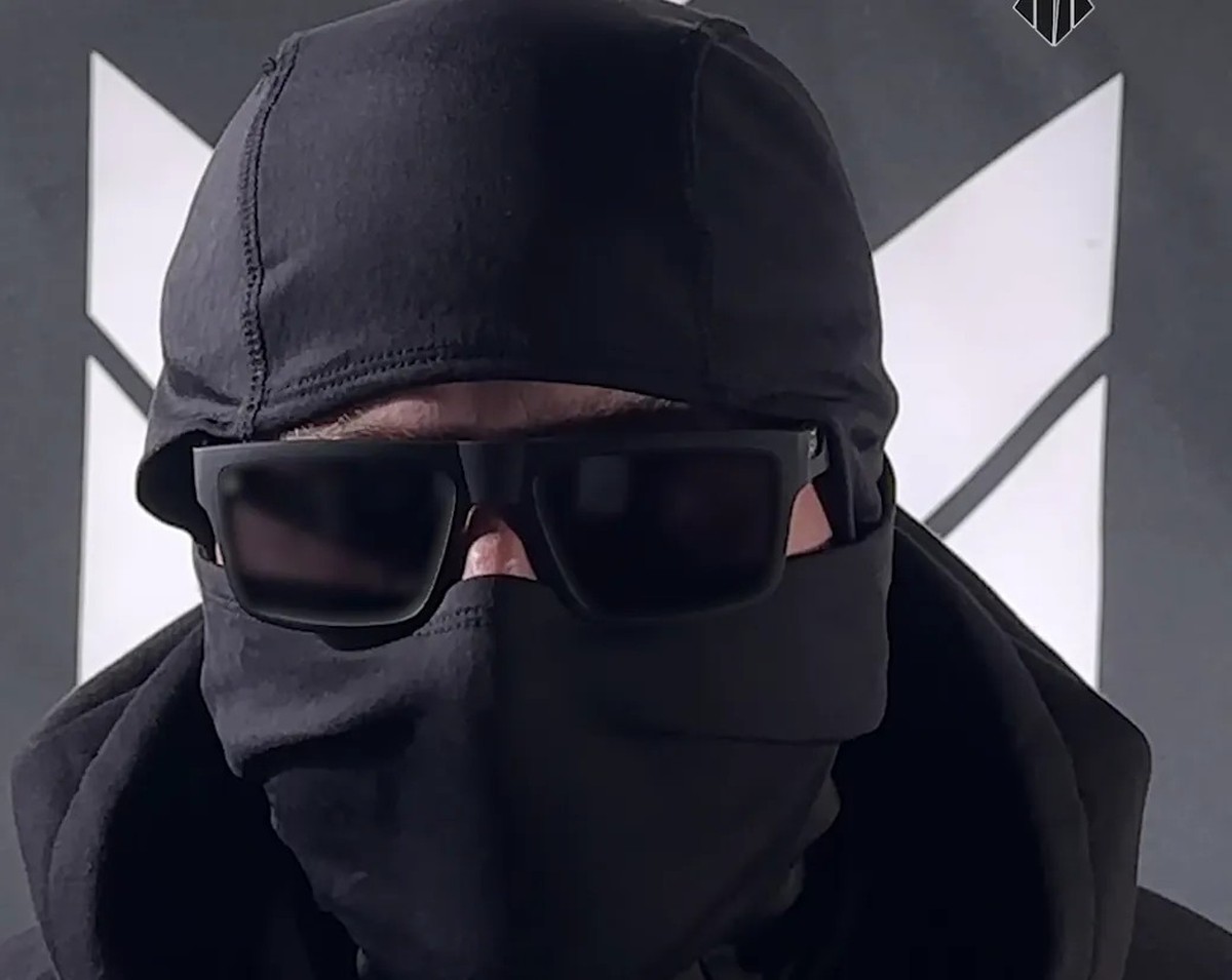 Un homme masqué du nom de Neman s'exprime sur Telegram au sujet des actes de sabotage commis par le groupe «Schwarzrussen».