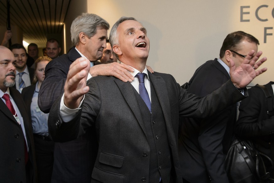 ZUM ANGEKUENDIGTEN RUECKTRITT VON BUNDESRAT DIDIER BURKHALTER PER DIENSTAG, 31. OKTOBER 2017, STELLEN WIR IHNEN FOLGENDES BILDMATERIAL ZUR VERFUEGUNG - U.S. Secretary of State John Kerry, left, jokes  ...