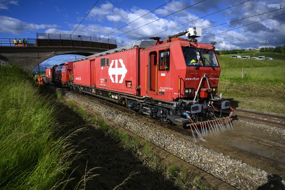 Des employes de CFF s&#039;affairent a retablir la circulation des train en nettoyant les voies de la boue a l&#039;aide du train d&#039;extinction et de sauvetage des CFF ce jeudi 30 mai 2024 a Chavo ...