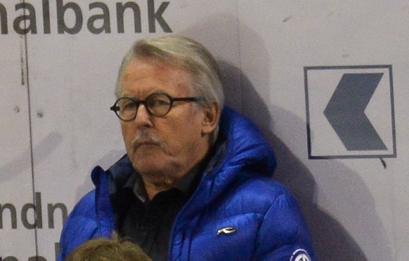 Der Davoser Trainer Arno Del Curto reklamiert hinter der Bande, direkt hinter ihm stehend der Arzt Dr. Beat Villiger, beim Eishockey Meisterschaftsspiel der National League A zwischen dem HC Davos und ...