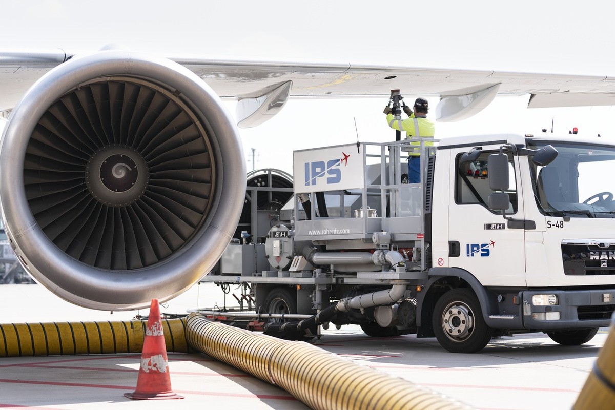 Un avion remplit son réservoir: pour décarboner l'aviation, la distribution du carburant joue un rôle crucial.