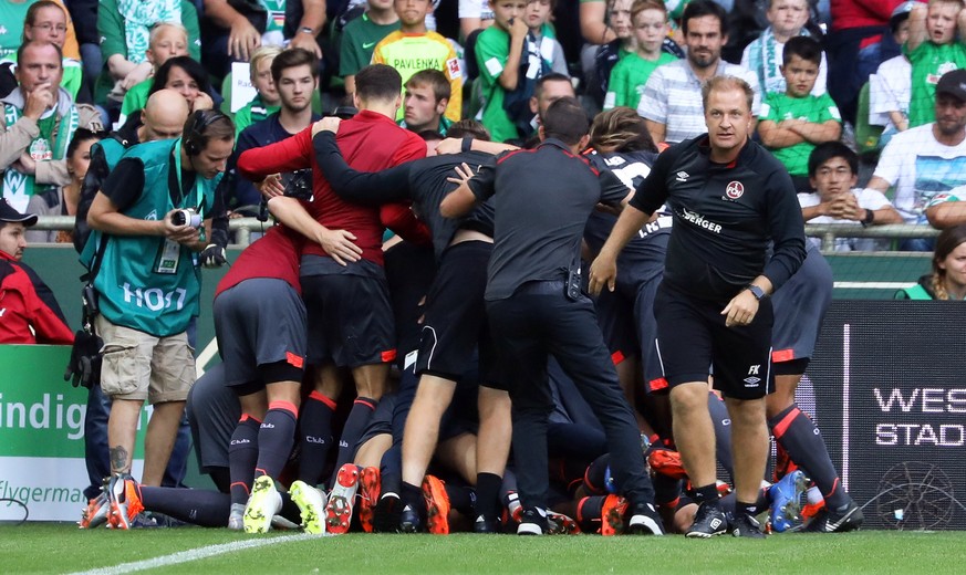 epa07025274 Nuernberg players celebrate their 1-1 equalizer during the German Bundesliga soccer match between Werder Bremen and FC Nuernberg in Bremen, Germany, 16 September 2018. EPA/FOCKE STRANGMANN ...