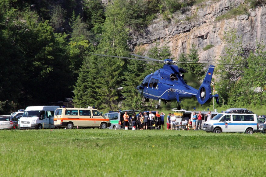Mit einem Helikopter gelangten Retter zur Höhle, in der der Forscher noch immer gefangen ist.