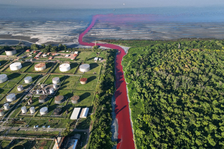 epa11879841 An aerial view shows Sarandi Creek dyed red in Avellaneda, Buenos Aires, Argentina, 06 February 2025. The Sarandi stream, which flows through the southern outskirts of the capital of Argen ...