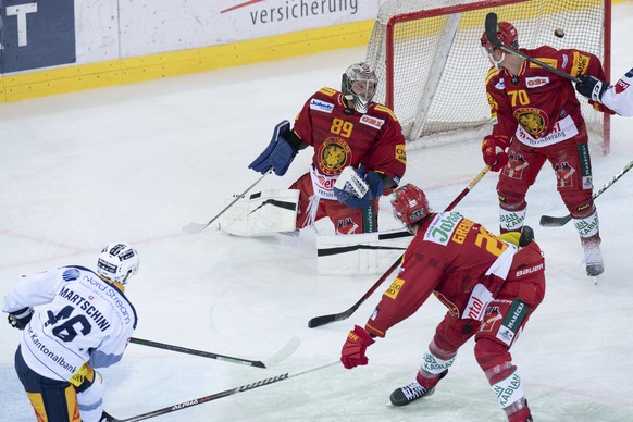 Tigers Goalie Robert Mayer, hinten, Alexandre Grenier, Mitte, und Yannick Blaser, rechts, geschlagen von Zugs Lino Martschini, links, waehrend dem Qualifikationsspiel der Eishockey National League zwi ...