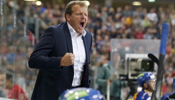 Biels Trainer Kevin Schlaepfer in Aktion im Eishockey Meisterschaftsspiel der National League A zwischen dem EHC Biel und dem SC Bern, am Samstag, 24. September 2016, in der Tissot Arena in Biel. (KEY ...