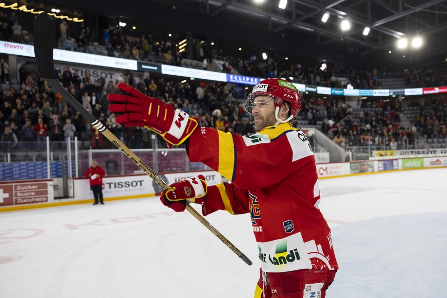 Biels Beat Forster wird von den Fans gefeiert, nach dem Eishockey Meisterschaftsspiel der National League zwischen dem EHC Biel und HC Lugano, am Samstag, 2. Maerz 2024, in der Tissot Arena in Biel. ( ...