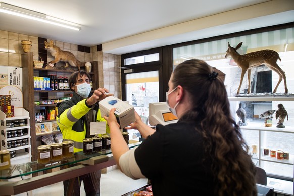 In einer Metzgerei werden gratis Schutzmasken verteilt, in Mesocco, am Mittwoch, 22. April 2020. Die Gemeinde von Mesocco verteilt im Kampf gegen das Coronavirus derzeit in verschiedenen einheimischen ...
