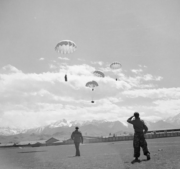 Zwei Partisanen aus der Region Cuneo-Alba warten bereits auf das britische Material, Frühling 1945.
https://www.iwm.org.uk/collections/item/object/205216634