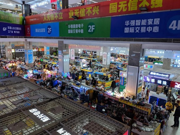 Huaqiang Electronic World. Grösster Elektronikmarkt Chinas. Is Song.