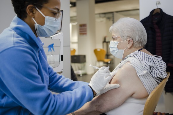 Rayneli Brandenberger, Pflegefachfrau HF, spritzt einer Frau eine dritte Covid-19 Impfung als Booster-Impfung, im Referenz-Impfzentrum des Kantons Zuerich beim Zentrum f