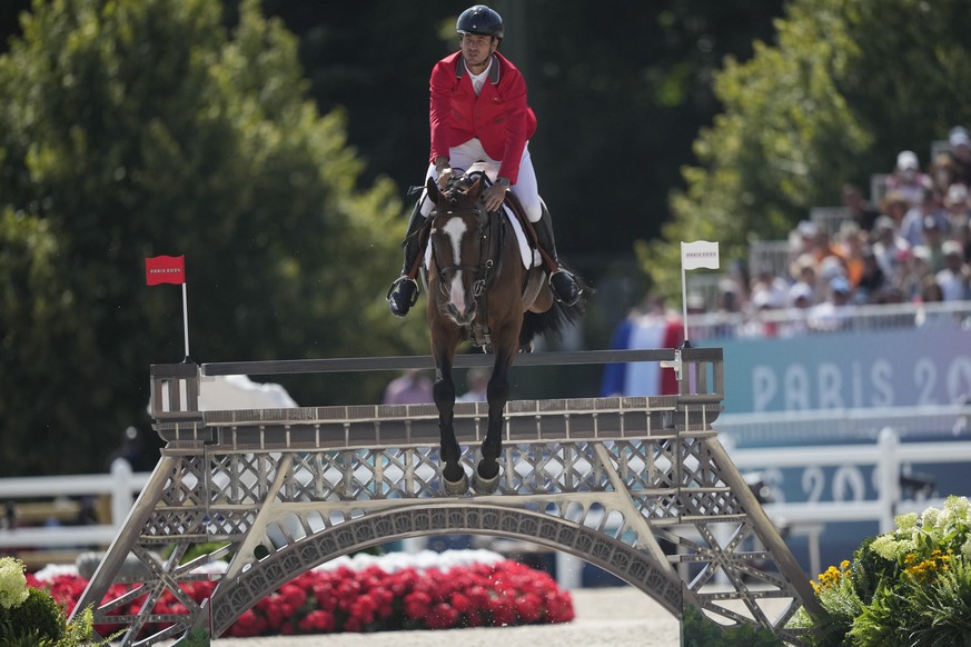 Switzerland&#039;s Steve Guerdat rides Dynamix de Belheme during the Jumping Individual final at the 2024 Summer Olympics, Tuesday, Aug. 6, 2024, in Versailles, France. (AP Photo/Mosa&#039;ab Elshamy)
