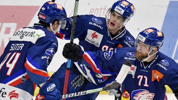 Die Zuercher Pius Suter, links,Tim Berni, Mitte, und Fredrik Pettersson, rechts, jubeln nach dem 2-0 beim Eishockeyspiel der National League A ZSC Lions gegen die SC Rapperswil-Jona Lakers im Hallenst ...