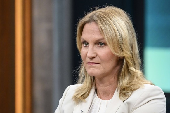 GER, Berlin, Studio, zu Gast bei - Caren Miosga, Polittalk, TV, Format, mit Moderatorin, NDR, Das Erste, aus Adlershof - am Studio 20, Thema - Merz, Fehlstart: Wie will die neue Regierung Vertrauen ge ...