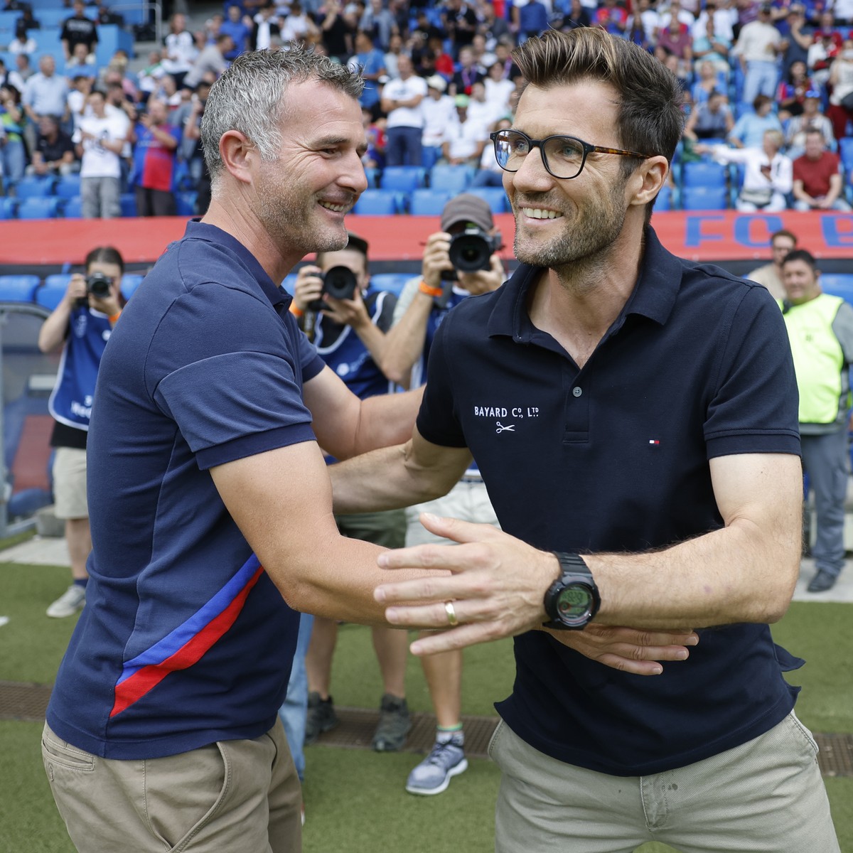 Basels Trainer Alex Frei, links, begruesst YBs Trainer Raphael Wicky, vor dem Super League Spiel zwischen dem FC Basel und dem BSC Young Boys Bern, am Sonntag, 7. August 2022 im Stadion St. Jakob-Park ...