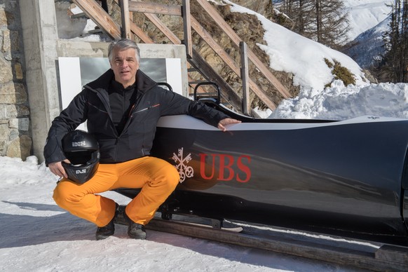 Sergio Ermotti, Group Chief Executive Officer UBS, verbringt einen Tag in St.Moritz mit Mitarbeitern. Eine Bob-Taxifahrt im eigenen UBS 4er Bob auf dem beruehmten Olympia Bob Run von St.Moritz nach Ce ...