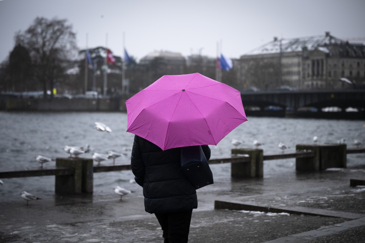 Eine Person schuetzt sich am Utoquai vor dem Regen, am Donnerstag, 8. Januar 2026 in Zuerich. Tief "Goretti" bringt Schnee, im Flachland voruebergehend Regen und am Freitag stuermischen Wind ...