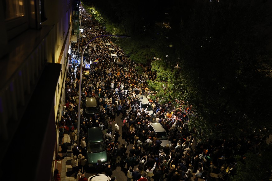 epa13290307 Demonstrators take part in a protest organized by the Tenants' Union in Madrid, Spain, 08 October 2026. Thousands assembled to honor Maria del Carmen Abascal, an 87-year-old pensioner ...