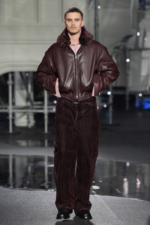 <p>Romeo Beckham trägt bei der Burberry-Show einen Look in Braun.</p>