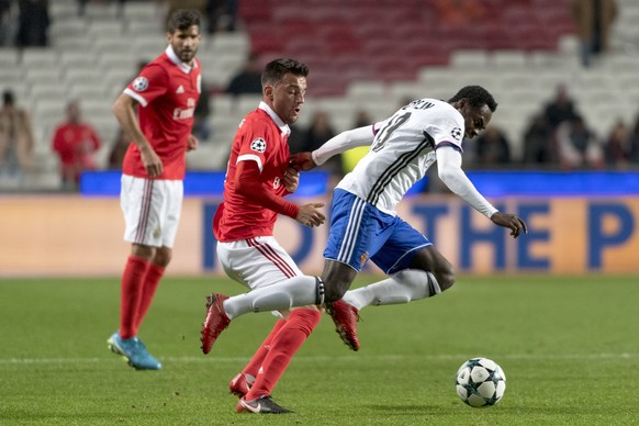 Benfica's Andreas Samaris, left, fights for the ball against Basel's Dimitri Oberlin, right, during the UEFA Champions League Group stage Group A matchday 6 soccer match between Portugal's SL Benfica and Switzerland's FC Basel 1893 in Benfica's stadium Estadio da Luz in Lisbon, Portugal, on Tuesday, December 5, 2017. (KEYSTONE/Georgios Kefalas)