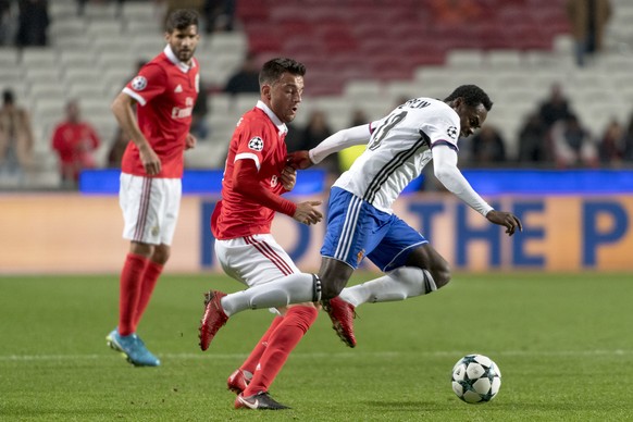 Benfica&#039;s Andreas Samaris, left, fights for the ball against Basel&#039;s Dimitri Oberlin, right, during the UEFA Champions League Group stage Group A matchday 6 soccer match between Portugal&#03 ...