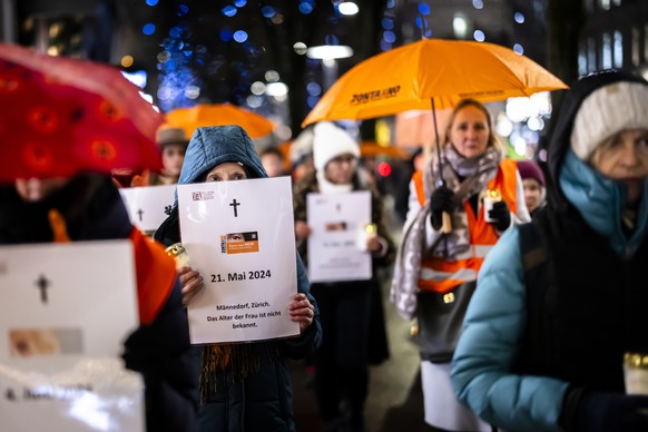 KEYPIX - Frauen halten Kerzen und Plakate fuer Opfer von Femiziden waehrend eines Mahnmarsches in der Zuercher Altstadt anlaesslich der Kampagne 16 Tage gegen Gewalt an Frauen, am Dienstag, 25. Novemb ...