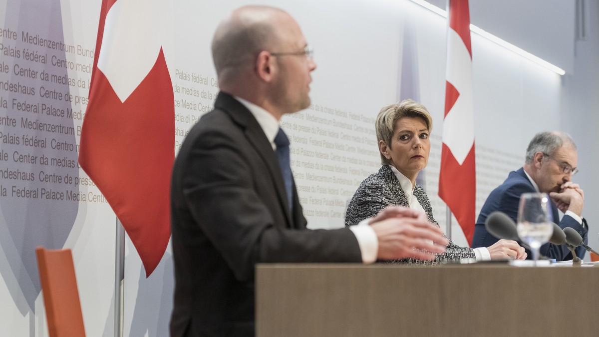 Bundesrat Guy Parmelin, Bundesraetin Karin Keller-Sutter, sowie Baschi Duerr, Regierungsrat des Kantons Basel-Stadt und Vizepraesident der Kantonalen Justiz- und Polizeidirektorinnen und -direktoren ( ...