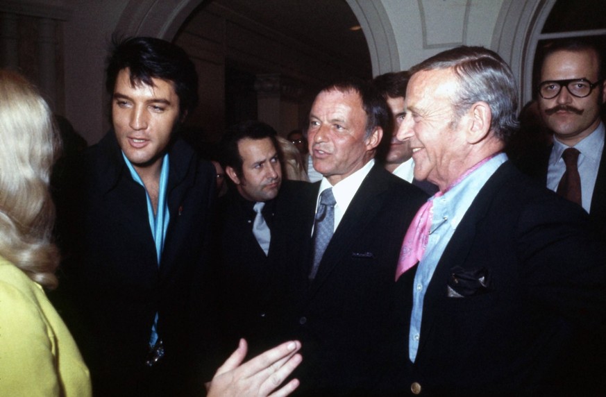 Elvis Presley, wearing black jacket, talking with Frank Sinatra and Fred Astaire, circa 1970s. Photo: Oscar Abolafia/Everett Collection elvispresley006OSAB001 J4732 PUBLICATIONxINxGERxSUIxAUTxONLY Cop ...
