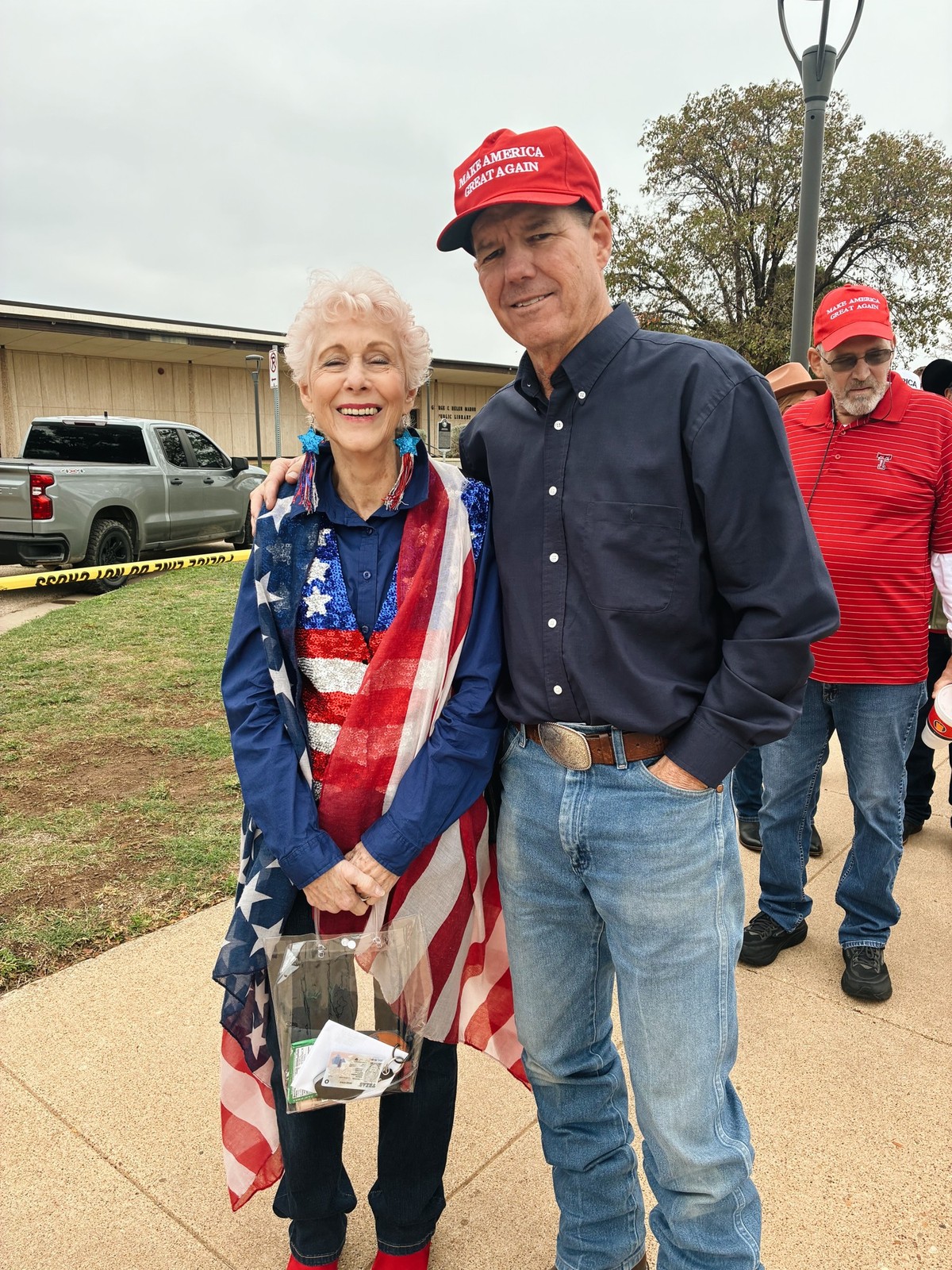 Des heures d’attente et un enthousiasme intact: à Lubbock, watson a rencontré les partisans de Donald Trump à une semaine des midterms 2026.