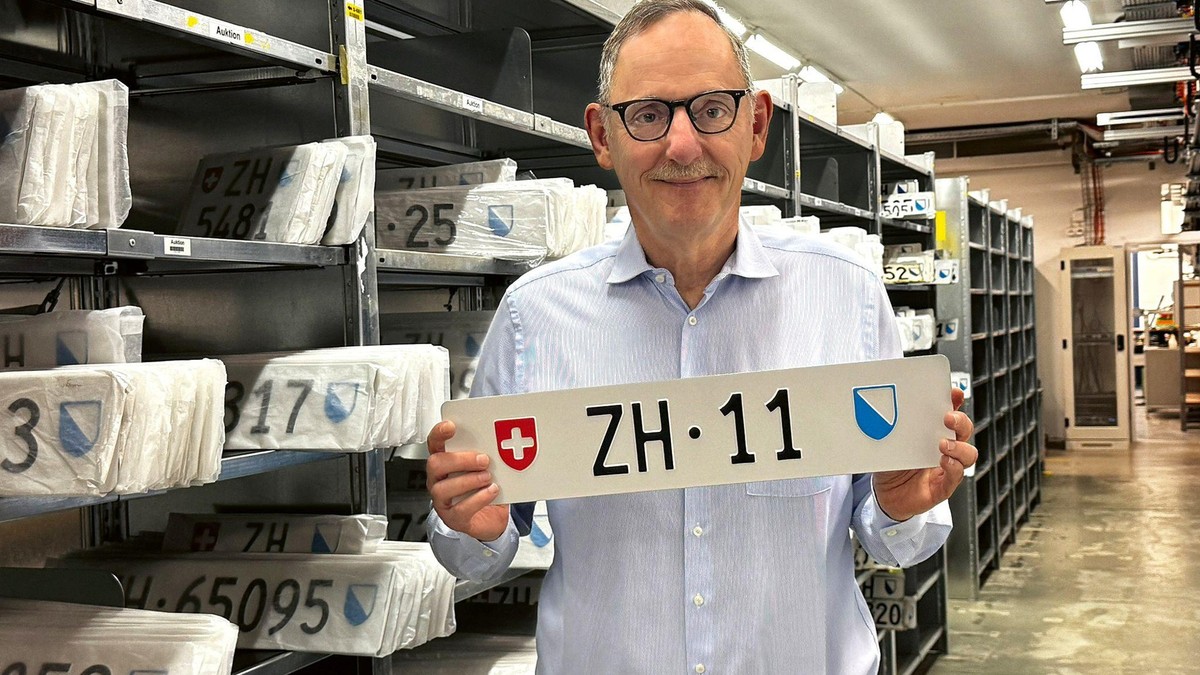 Mario Fehr mit Autonummer ZH 11.