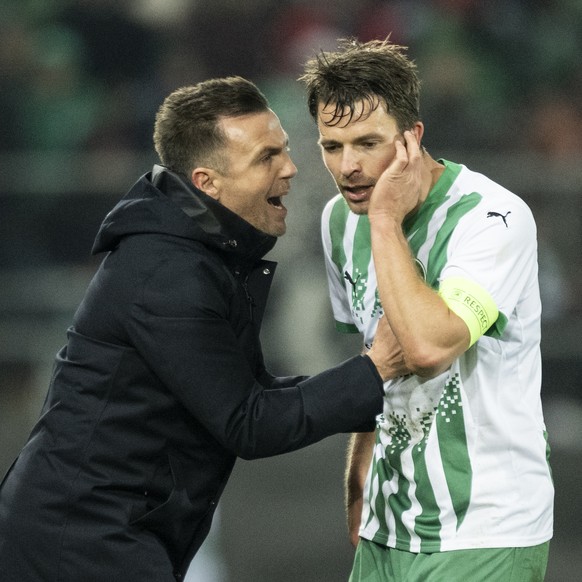 FCSG Coach Enrico Maassen speaks to Lukas Goertler (FCSG) during the UEFA Conference League soccer match between Switzerland's FC St. Gallen and Serbian's FK TSC Backa Topola, on Thursday, N ...