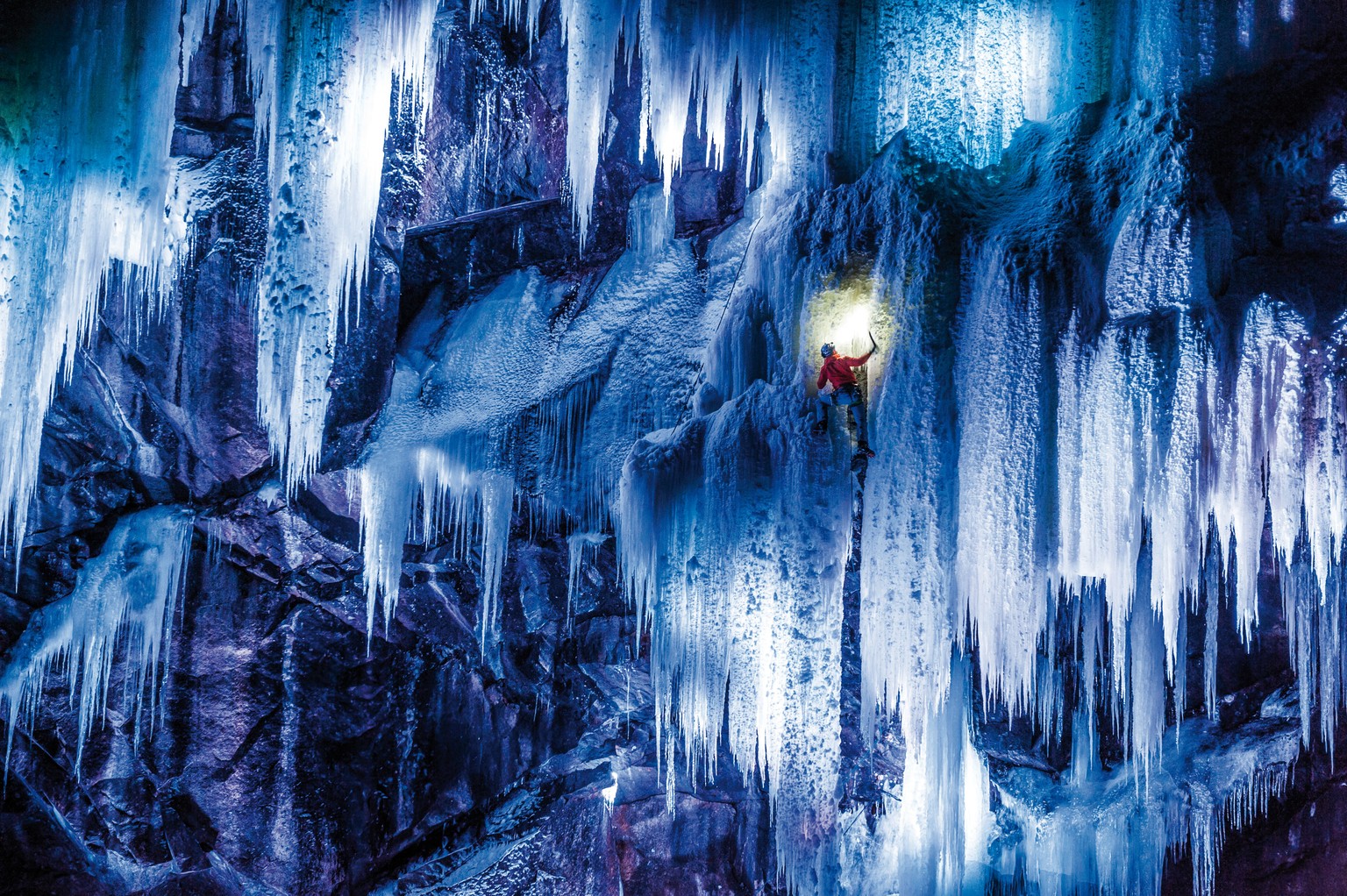 In Eidfjord, im nördlichen Norwegen hat&nbsp;Mammut mit Hilfe von farbigen Leuchtfackeln, Scheinwerfern und Stirnlampen eine einzigartige mystische Atmosphäre erzeugt.