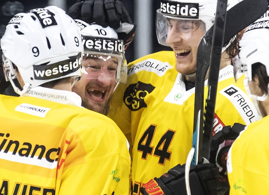 Jubel bei Berns Mika Henauer, Berns Tristan Scherwey, Berns Andre Heim und Berns Inti Pestoni, von links, im Eishockey Spiel der National League zwischen den ZSC Lions und dem SC Bern, am Donnerstag,  ...