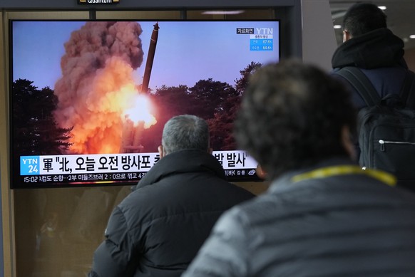 People watch a news program showing a file image of North Korea&#039;s rocket launch, at the Seoul Railway Station in Seoul, South Korea, Sunday, March 20, 2022. (AP Photo/Ahn Young-joon)