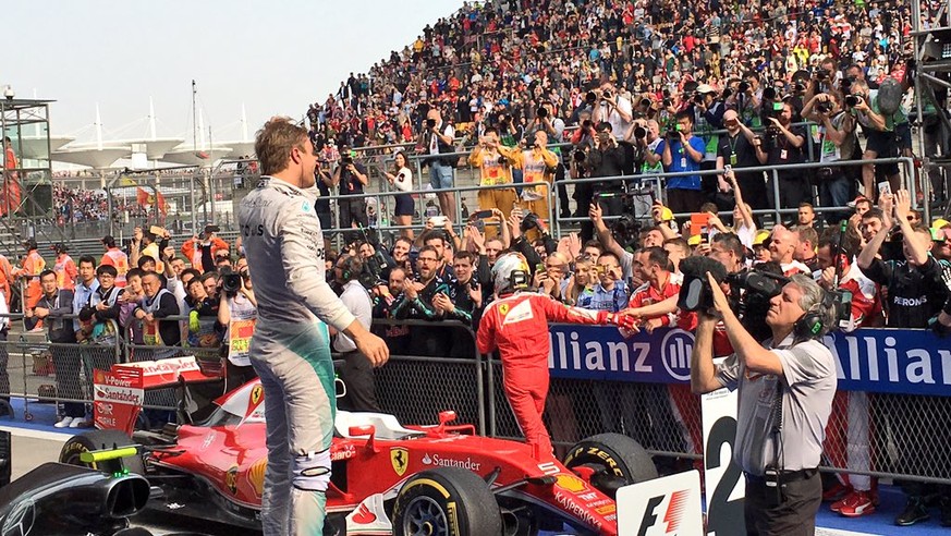 Rosberg darf wieder als Sieger in die Kameras winken.<br data-editable="remove">