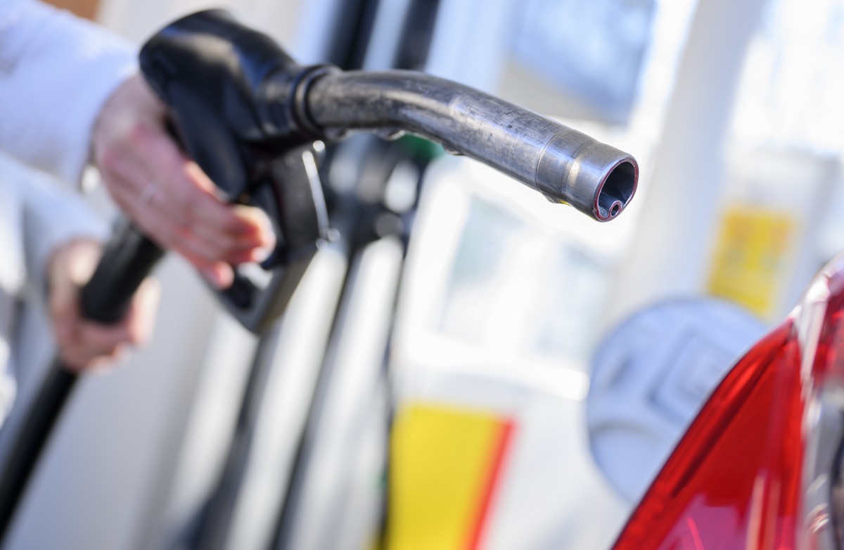 Tankstutzen an einer Zapfsaeule der Shell Tankstelle, am Freitag, 4. Maerz, in Bern. Wegen dem Krieg in der Ukraine sind die Rohoelpreise diese Woche angestiegen. (KEYSTONE/Anthony Anex)