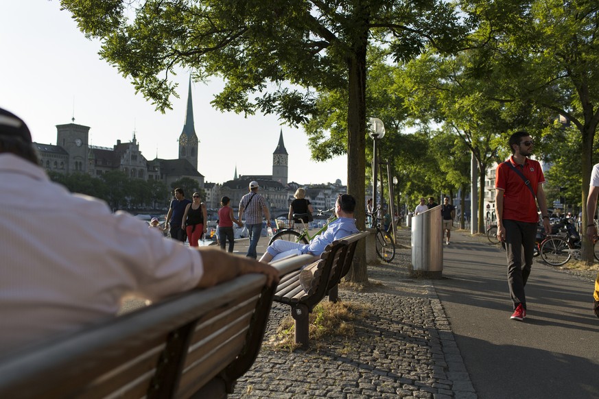 ZUM THEMA SOMMER IN ZUERICH STELLEN WIR IHNEN HEUTE, DIENSTAG, 18. JULI 2016, FOLGENDES BILDMATERIAL ZUR VERFUEGUNG --- People walk on the boardwalk at Limmatquai in Zurich, pictured on July 16, 2013. ...