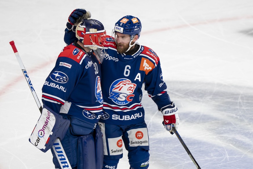 Torhueter Simon Hrubec (ZSC) (links) jubelt mit Yannick Weber (ZSC) (rechts) im Spiel der Eishockey National League zwischen den ZSC Lions und dem HC Fribourg Gotteron, am Samstag, 2. November 2024 in ...