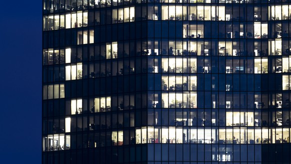 Das Buero-Hochhaus Prime-Tower fotografiert in der Daemmerung um 17:30 Uhr am ersten Tag des Teil-Lockdowns mit Home-Office-Pflicht, Montag am 18. Januar 2021 in Zuerich. (KEYSTONE/Gaetan Bally)