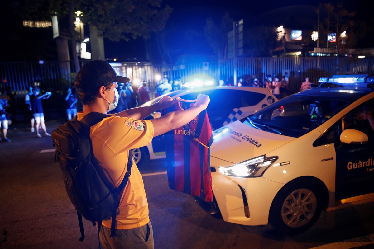 epa08625534 Dozens of FC Barcelona fans gather outside Camp Nou Stadium to demand the resignation of the club's president, Josep Maria Bartomeu, after Argentinian star Lionel Messi stated via fax ...
